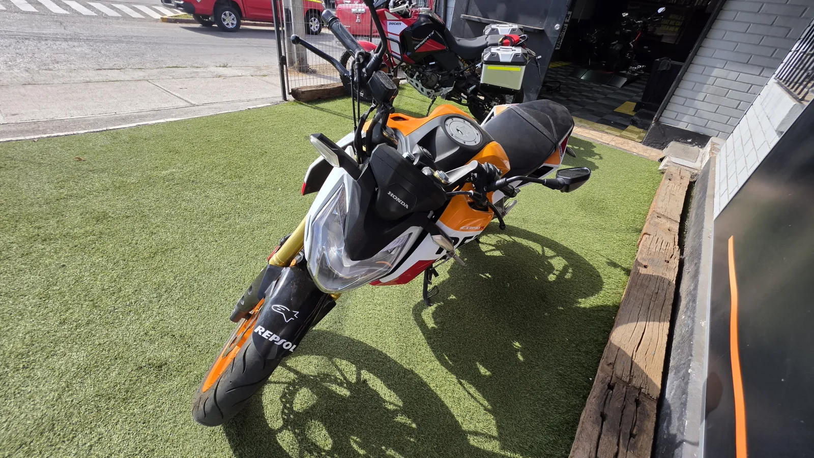 Honda CB 190 Repsol foto 4