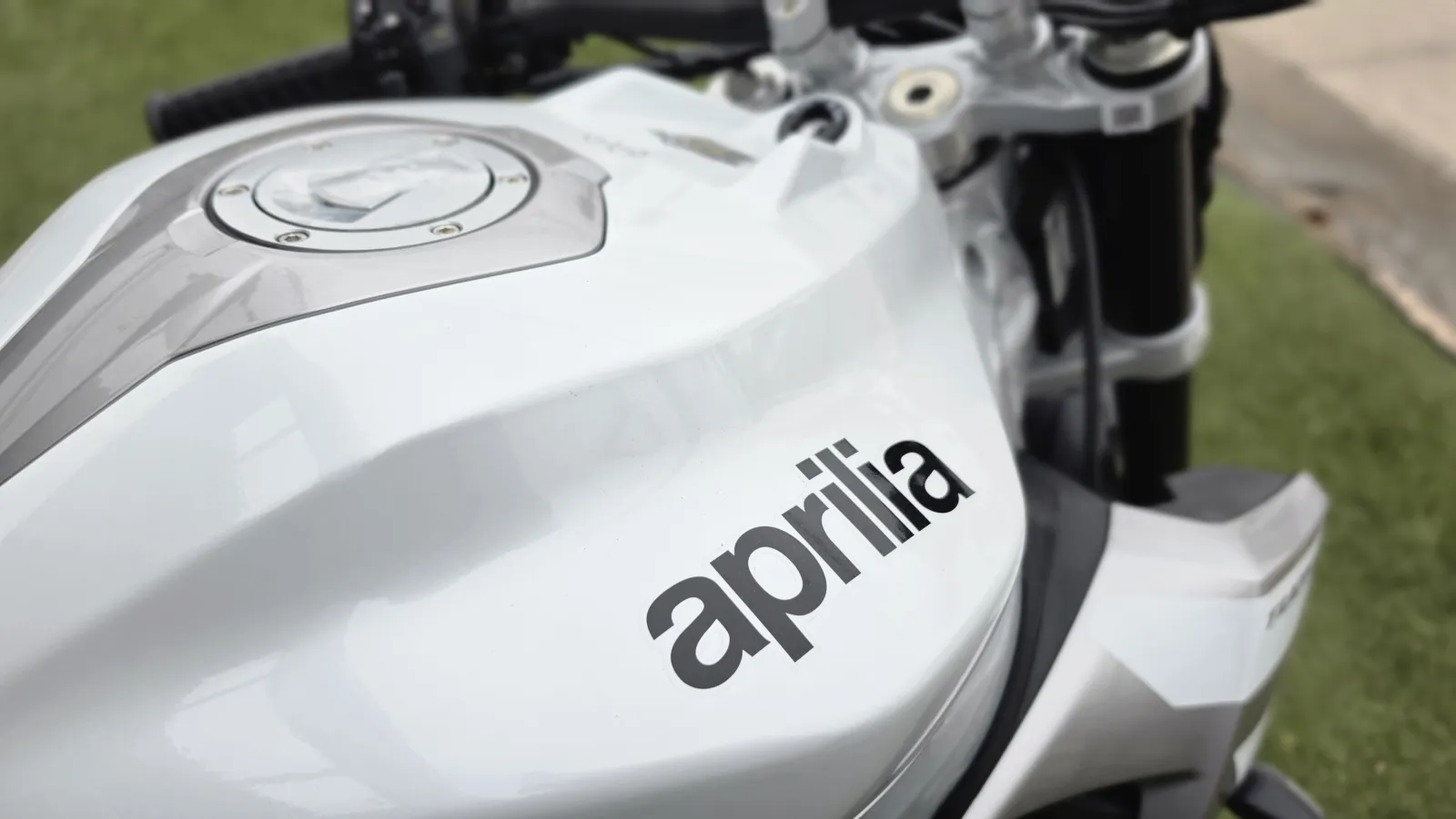 Aprilia Tuono 457 foto 27